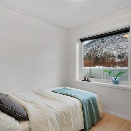 Stor Og Moderne I Indre Arna Gratis Parkering!! *