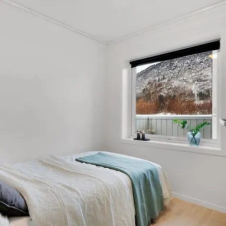 Stor Og Moderne I Indre Arna Gratis Parkering!!